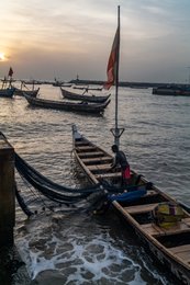 Accra;-Ghana;-Jamestown;-fishing-harbour;-fisherman;-fishing-net;-pirogue;-flag;-silhouette;-backlight;-sunrise;-raking-light;-artisanal-fishing;-fishing-community;-Gulf-of-Guinea;-West-Africa;-historic-district;-documentary-photography;-Kaleidos;-Kaleidos-images;-La-parole-à-limage;-Stories-Pictures;-Tarek-Charara